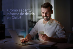 Empresario persona revisando informe de deuda en computador