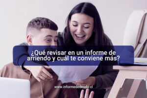 Pareja joven revisando informe de deuda para arriendo en Chile Evaluación de antecedentes comerciales para arrendar Informe DICOM para arriendo en Chile Revisión de morosidades en informe comercial