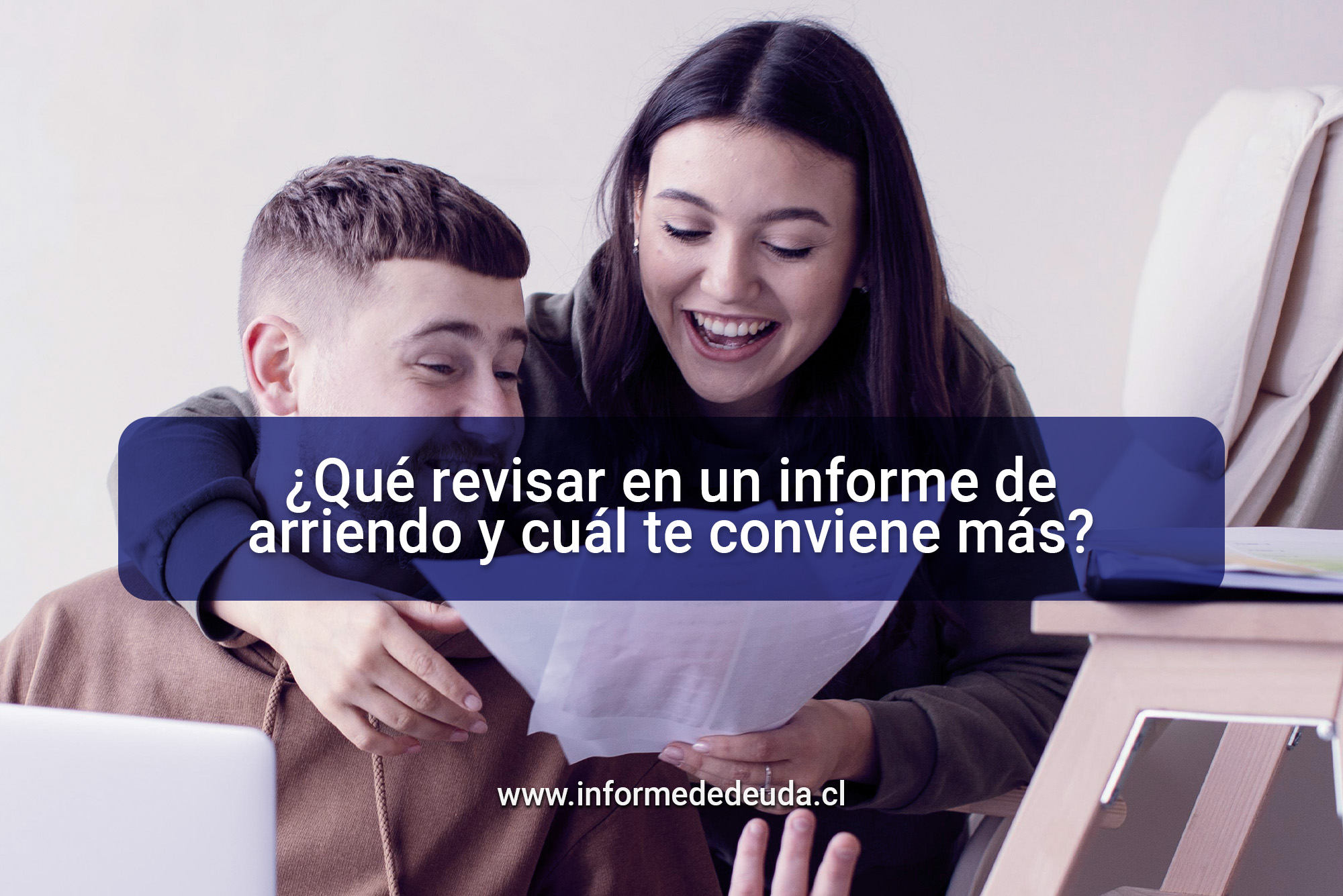 Pareja joven revisando informe de deuda para arriendo en Chile Evaluación de antecedentes comerciales para arrendar Informe DICOM para arriendo en Chile Revisión de morosidades en informe comercial