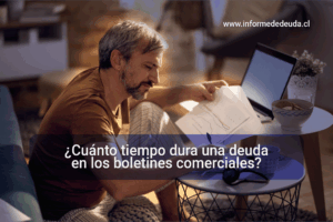 Persona revisando cuánto tiempo dura una deuda en Chile. Informe comercial mostrando deuda en DICOM Equifax. Boletín comercial CCS con registro de morosidad.