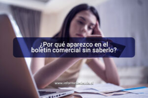 Persona revisando boletín comercial en línea: ¿por qué aparezco en el boletín comercial? Consulta de historial financiero en Chile