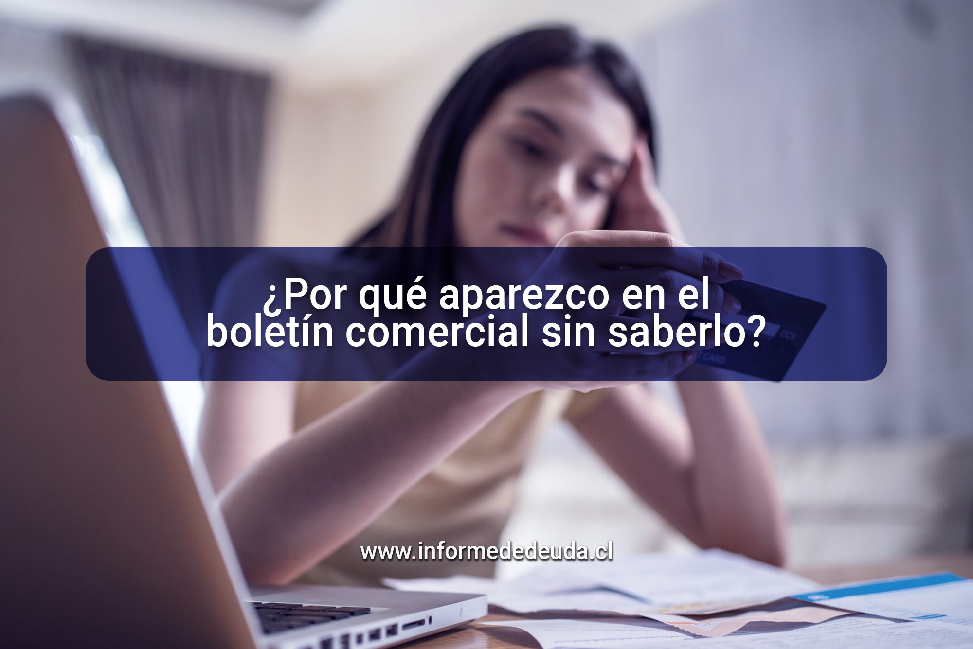 Persona revisando boletín comercial en línea: ¿por qué aparezco en el boletín comercial? Consulta de historial financiero en Chile