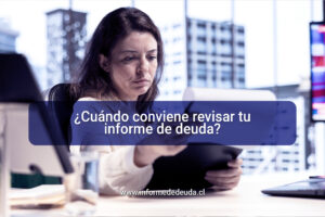 Persona revisando informe de deuda en computador Consulta de historial financiero en Chile Evaluación de informe comercial antes de crédito Revisión de DICOM en proceso financiero