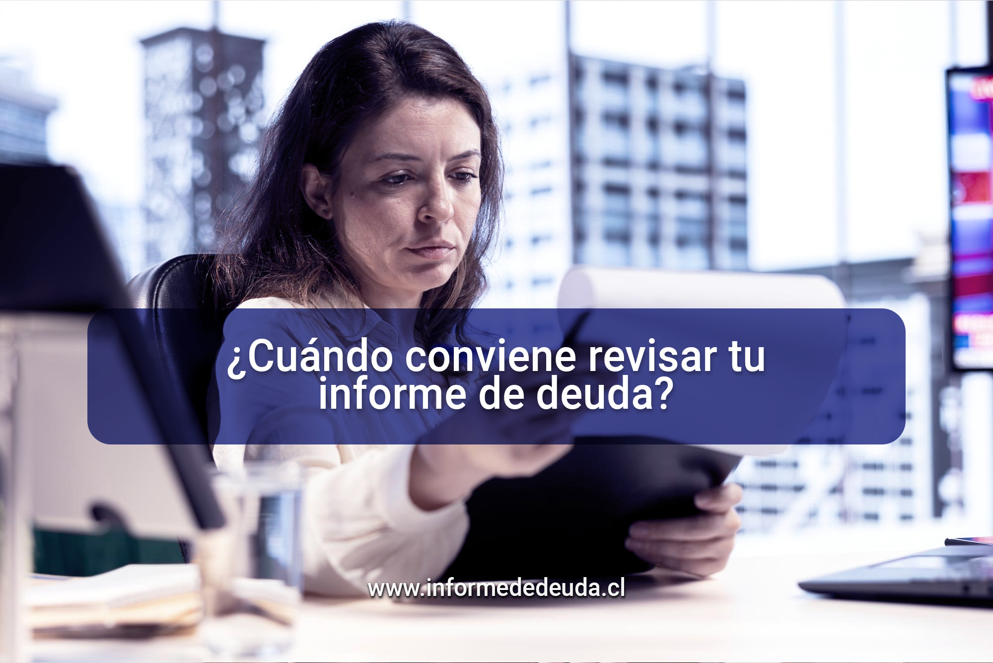 Persona revisando informe de deuda en computador Consulta de historial financiero en Chile Evaluación de informe comercial antes de crédito Revisión de DICOM en proceso financiero